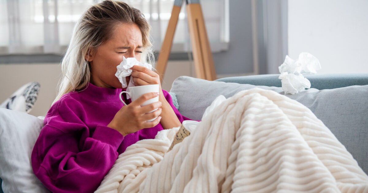 Gorączka nie odpuszcza, więc sięgasz po drugą saszetkę. Zatrzymaj się