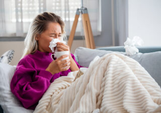 Gorączka nie odpuszcza, więc sięgasz po drugą saszetkę. Zatrzymaj się